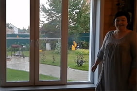 Видео: окна ПВХ в деревянном доме